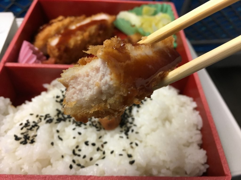 厚切りロースとんかつ弁当 (11)