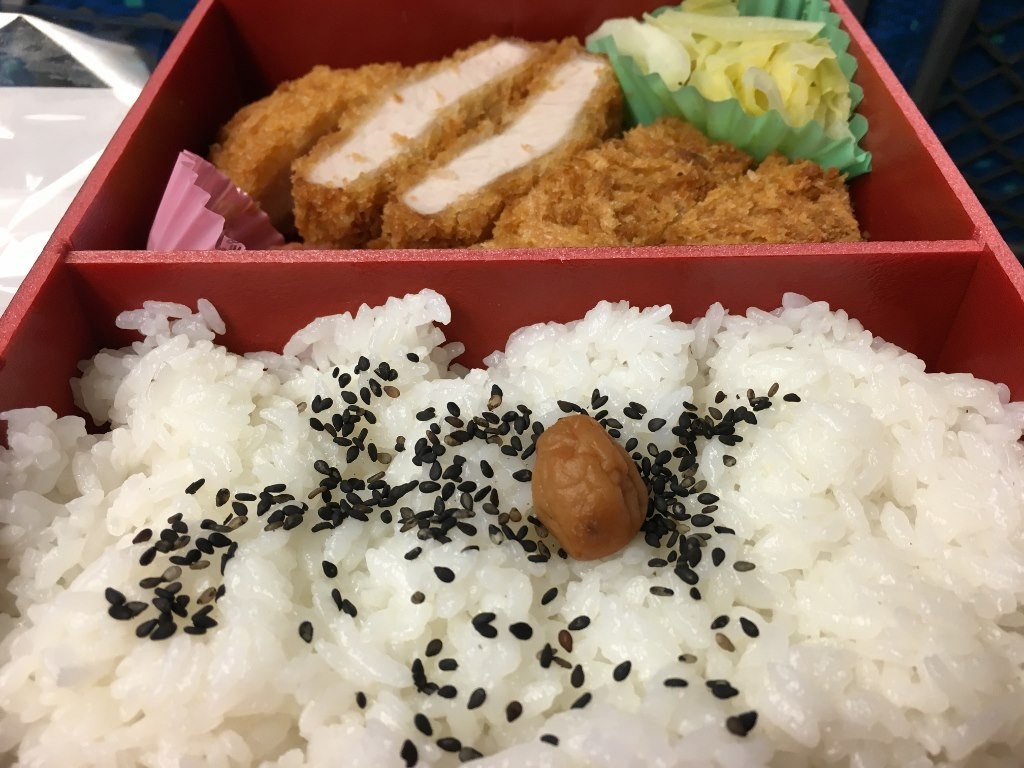 厚切りロースとんかつ弁当 (6)
