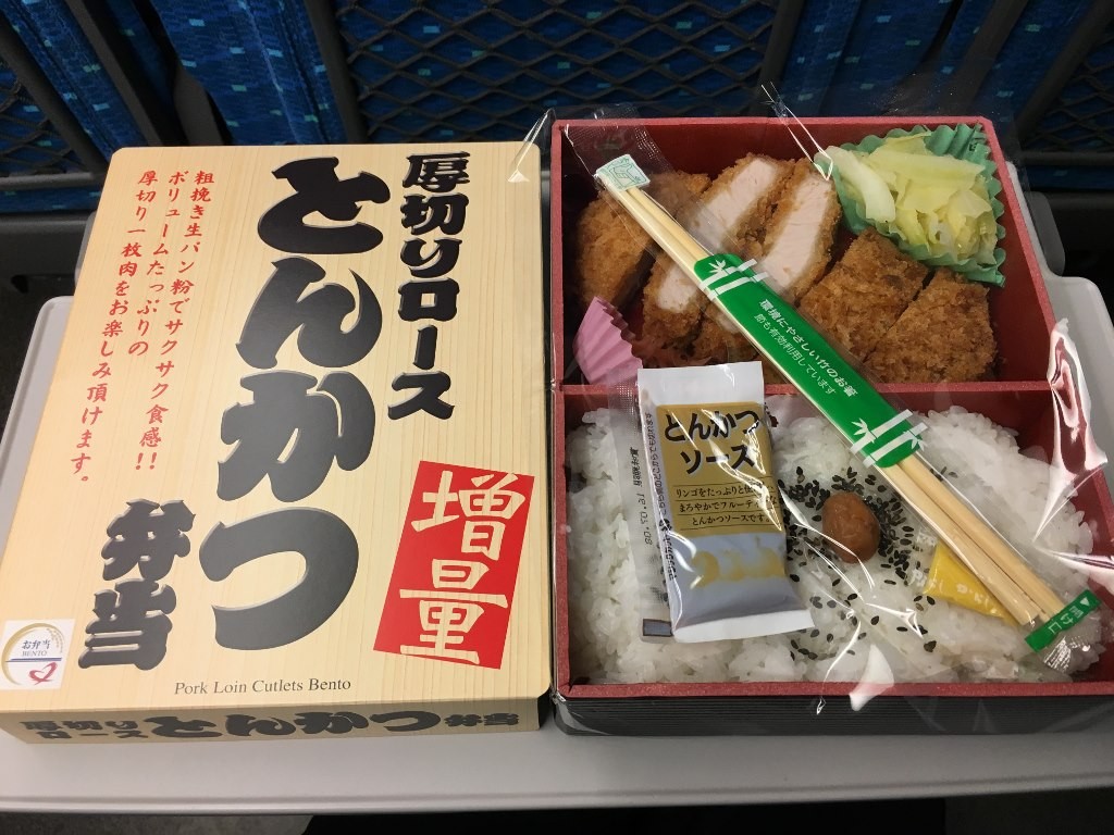 厚切りロースとんかつ弁当 (3)