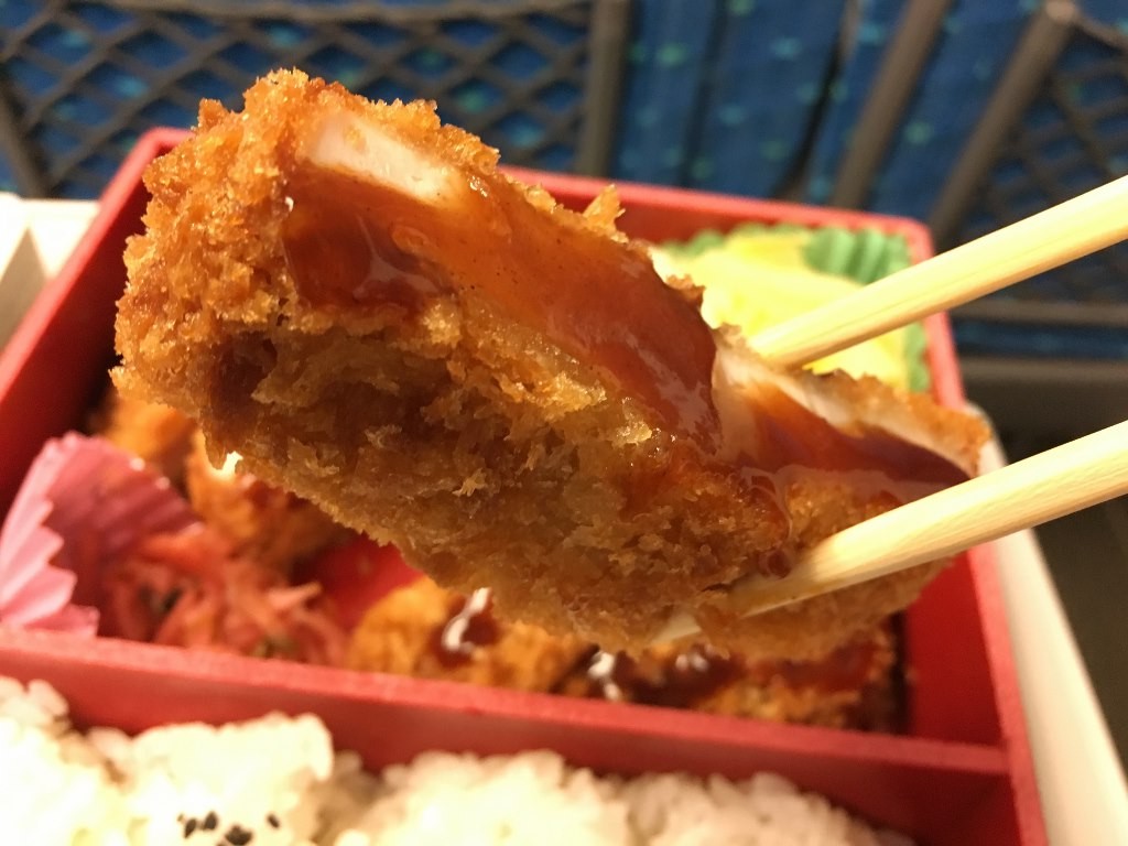 厚切りロースとんかつ弁当 (9)