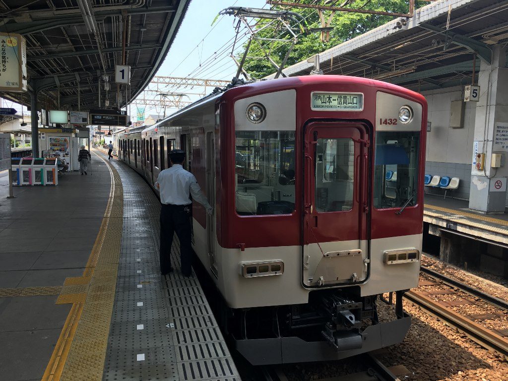 信貴山口駅と信貴線とケーブルカー (1)