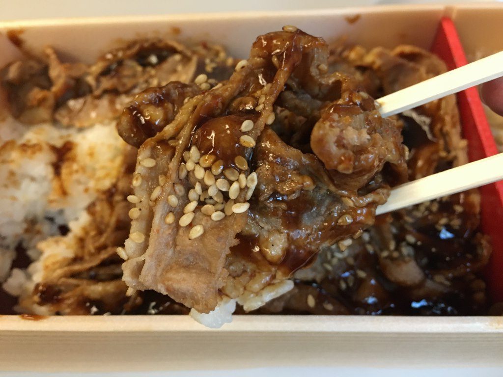 牛カルビ焼肉弁当 (10)