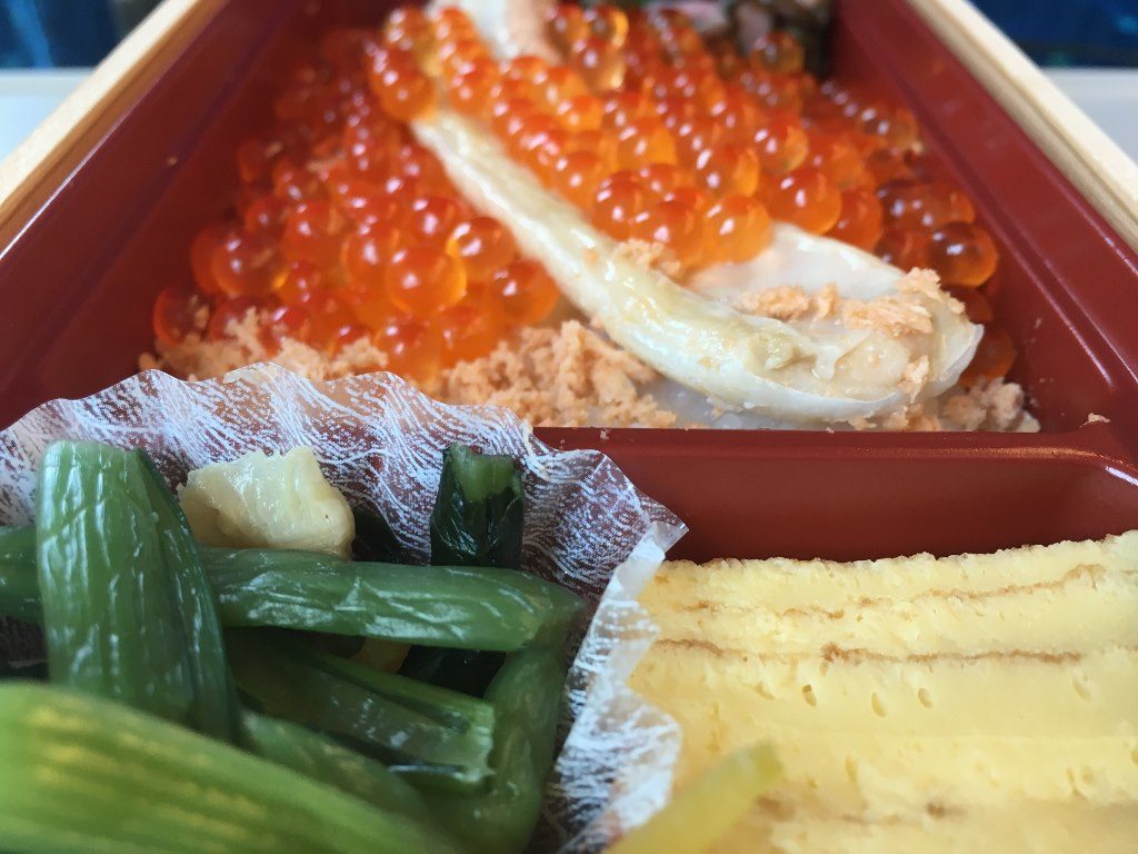 こぼれイクラととろサーモンハラス焼き弁当 (10)