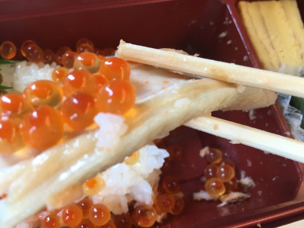 こぼれイクラととろサーモンハラス焼き弁当 (16)